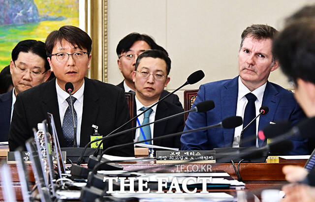 박대준 쿠팡 대표이사(왼쪽)가 지난 3일 오후 서울 여의도 국회 정무위원회에서 열린 쿠팡 개인정보 유출 관련 현안질의에 출석해 의원들의 질의에 답변을 하고 있다. /국회=배정한 기자