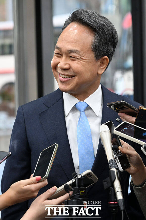 [더팩트ㅣ남용희 기자] 진옥동 신한금융그룹 회장이 4일 오전 서울 중구 신한금융지주회사 사옥으로 들어서며 취재진의 질문에 답하고 있다.