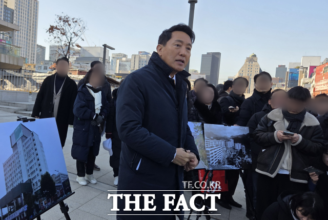 오세훈 서울시장이 4일 오전 세운상가 앞에서 기자들 질의에 답하고 있다. /정소양 기자