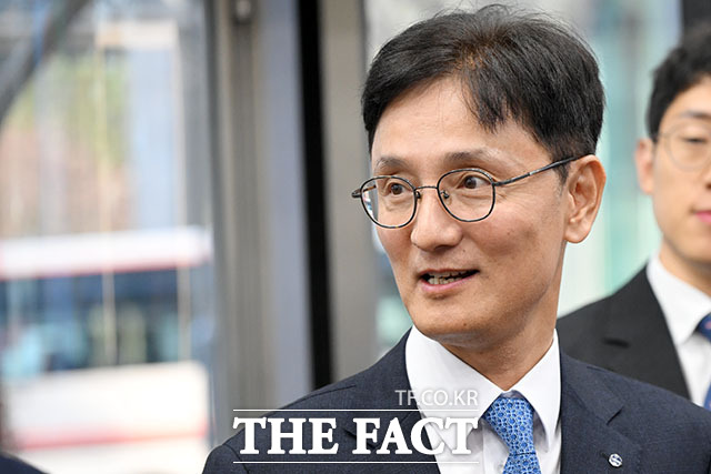 신한금융지주회사 사옥으로 들어서는 진옥동-이선훈-정상혁(왼쪽부터)