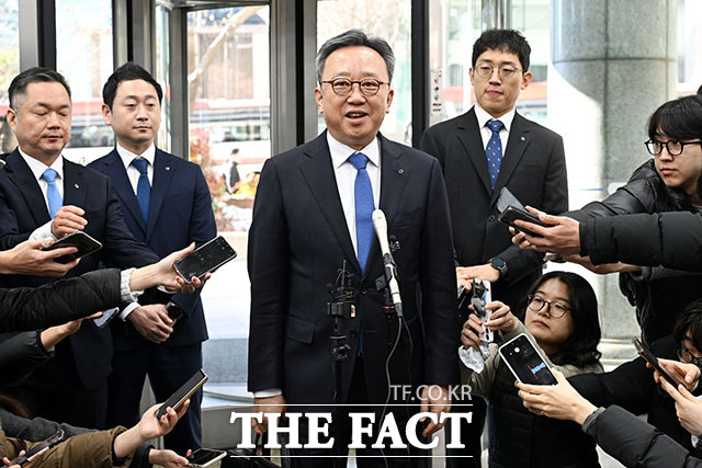 신한금융지주회사 사옥으로 들어서는 진옥동-이선훈-정상혁(왼쪽부터)