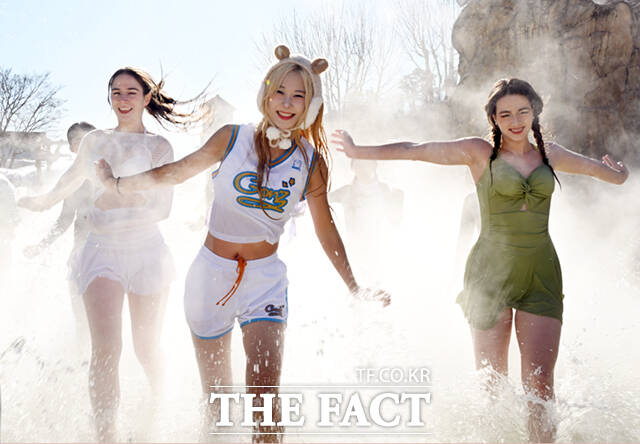 캐리비안 베이의 이색 야외 온천 '윈터 스파 캐비' 운영을 하루 앞둔 4일 경기 용인 캐리비안 베이 내 야외 온천에서 모델들이 따끈따끈한 스파를 즐기고 있다. /용인=이새롬 기자