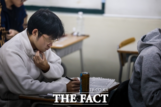 수능 출제 기관인 한국교육과정평가원(평가원)은 4일 2025학년도 수능 채점 결과를 발표했다. 사진은 서울의 한 고등학교. /더팩트 DB