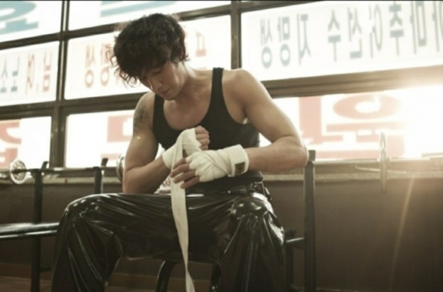 복싱 마니아로 알려진 배우 소지섭은 김주영 관장이 운영하는 레거시 복싱짐의 5년차 관원이다. 소지섭은 2011년 '오직 그대만'이라는 복싱 소재 영화에 출연하기도 했다. / 영화 스틸컷