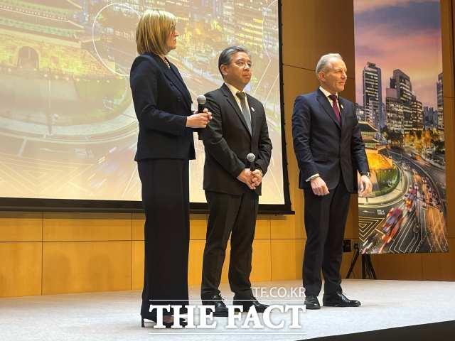 장재훈 현대자동차그룹 부회장은 4일 오후 경기 고양 현대모터스튜디오에서 산지브 람바 린데 CEO(최고경영자) 후임으로 수소위원회 공동 의장에 선임된 프랑수아 자코드 에어리퀴드 회장과 이바나 제멜코바 수소위원회 CEO 등과 간담회를 열었다. /최의종 기자
