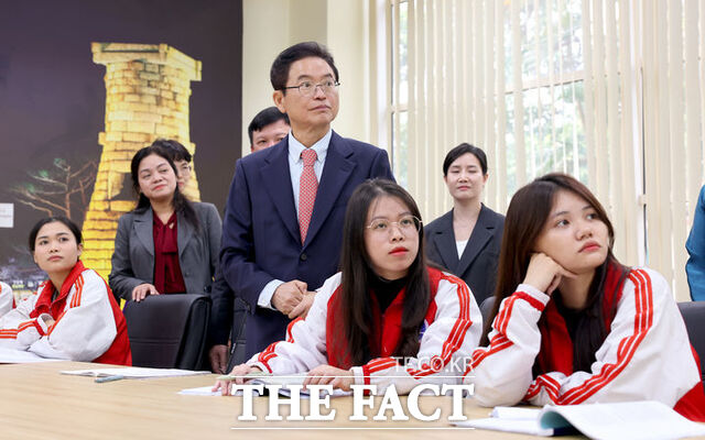 이철우 경북도지사가 지난 2일 베트남 타이응우옌대학교를 방문해 한국어 수업을 참관했다. /경북도