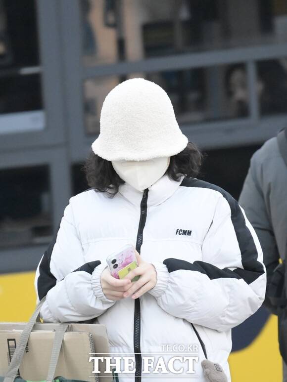 서울에 이틀째 한파가 지속되는 4일 오전 서울 종로구 광화문 인근에서 한 시민이 추위에 모자를 눌러쓰고 있다. /송호영 기자