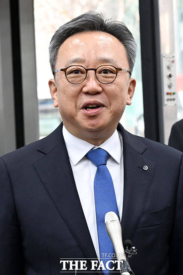 신한금융지주회사 사옥으로 들어서는 진옥동-이선훈-정상혁(왼쪽부터)