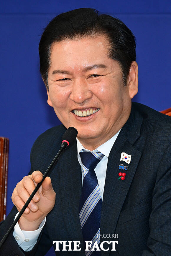 김용만 역사와정의특별위원장, 민홍철 국가보훈정책특별위원장, 정청래 대표, 이준식 전 독립기념관장, 김창록 경북대학교 교수(왼쪽부터)가 간담회에 앞서 기념사진을 남기고 있다.