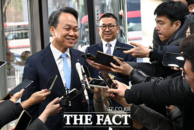 신한금융지주회사 사옥으로 들어서는 진옥동-이선훈-정상혁(왼쪽부터)