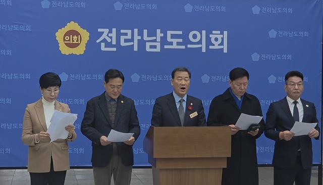 이광일 전남도의회 부의장을 비롯한 동부권 의원들이 3일 전남도 동부지역본부에서 2차 공공기관 이전과 관련해 동부권 소외 중단을 촉구하는 공동기자회견을 열고 있다. /전남도의회