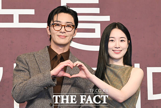 배우 박서준(왼쪽)과 원지안이 호흡을 맞춘 경도를 기다리며는 오는 6일 오후 10시 40분 첫 방송한다. /서예원 기자