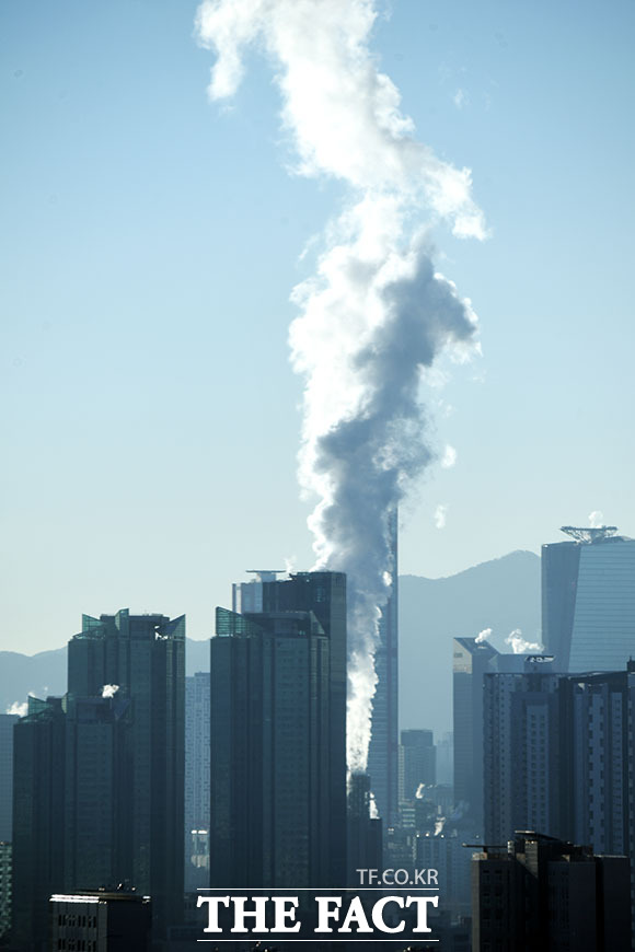 4일 오전 업무단지와 주거단지가 밀집해 있는 서울 합정동 일대에 하얀 수증기가 올라오고 있다.