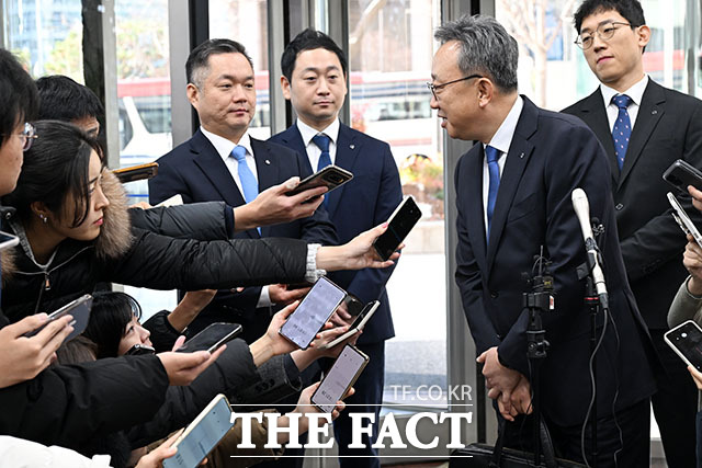 신한금융지주회사 사옥으로 들어서는 진옥동-이선훈-정상혁(왼쪽부터)