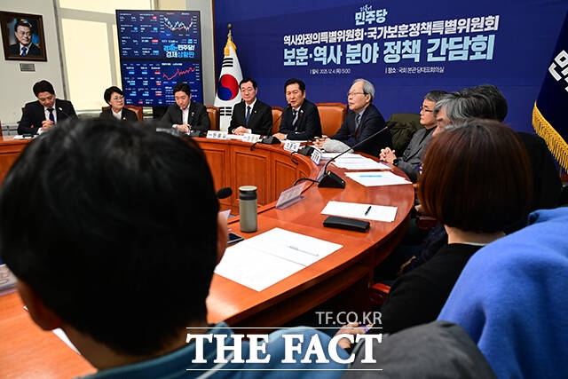 김용만 역사와정의특별위원장, 민홍철 국가보훈정책특별위원장, 정청래 대표, 이준식 전 독립기념관장, 김창록 경북대학교 교수(왼쪽부터)가 간담회에 앞서 기념사진을 남기고 있다.