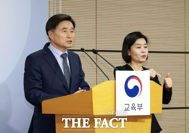 오승걸 한국교육과정평가원장은 4일 세종시 정부세종청사 교육부 브리핑실에서 2026학년도 대학수학능력시험 채점 결과를 발표한 뒤 기자들 질문에 답하고 있다./교육부 제공