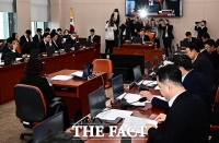  '주52시간 예외' 뺀 반도체특별법, 여야 합의 산자위 통과 [TF사진관]