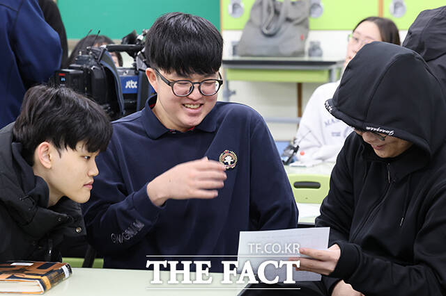 5일 오전 서울 광진구 광남고등학교 수험생들이 2026학년도 대학수학능력시험 성적표를 확인하고 있다. /박헌우 기자