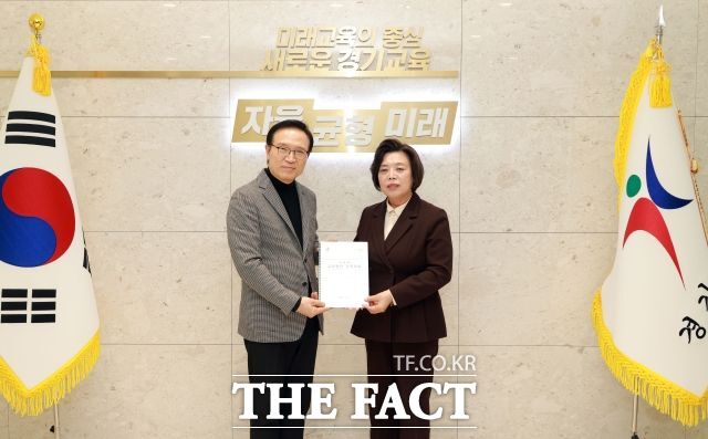 신계용 과천시장(오른쪽)이 임태희 경기도교육감에게 교육 현안 해결 제안서를 전달하고 있다. /과천시