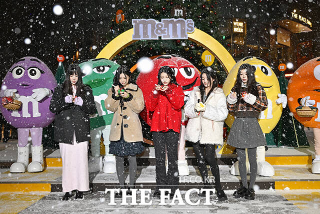 트리와 함께 포즈 취하는 아일릿(ILLIT). /한국마즈(유)