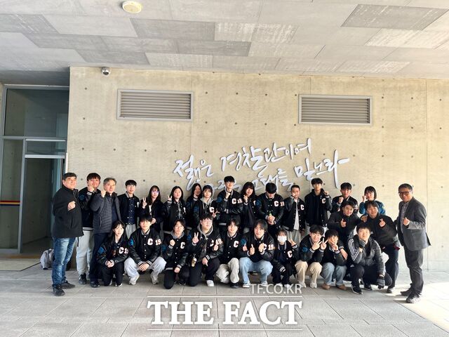 충남도립대 경찰행정학과 학생들이 충주 국립중앙경찰학교를 찾아 기념 촬영을 하고 있다. /충남도립대