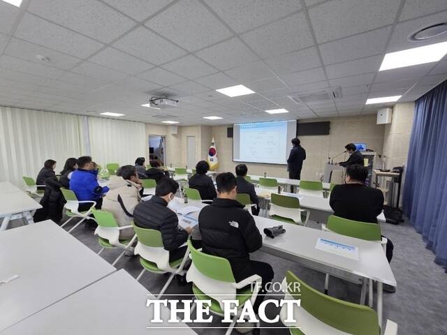 당진시가 4일 당진 도시계획도로 중로 2-101호선과 양우내안애아파트~채운축협 간 인도개설공사 주민설명회를 개최했다. /당진시