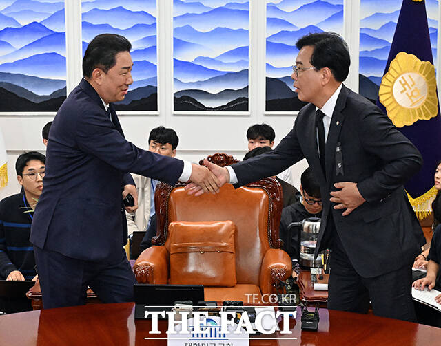 내년도 예산안이 법정 시한 내 통과됐지만, 실제 협의 결과를 두고 형평성 논란이 제기된다. 사진은 악수하고 있는 김병기 더불어민주당 원내대표(왼쪽)와 송언석 국민의힘 원내대표. /배정한 기자