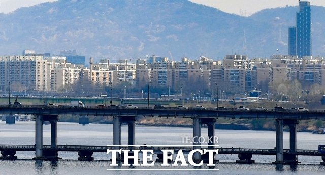 대형 정비사업장에서 조합 내 갈등이 커지면서 사업 지연에 대한 우려가 나온다. 사업 지연은 결국 조합원들의 분담금과 직결된다. /더팩트 DB