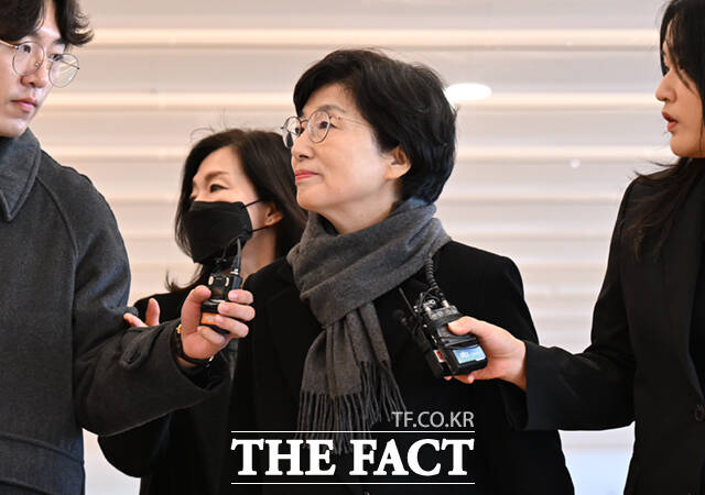 김기현 국민의힘 의원 배우자 이 모 씨가 5일 오전 서울 종로구 광화문KT 웨스트에 마련된 김건희특검 사무실에 피의자 신분으로 출석하고 있다. /이새롬 기자