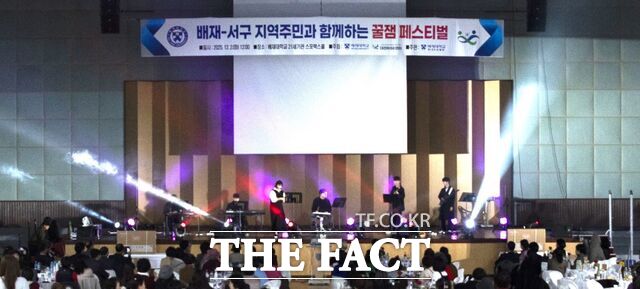 2025 MBC 대학가요제 금상 수상팀인 배재대 Y507이 배재대 스포렉스서 열린 배재-서구 지역주민과 함게하는 꿀잼 페스티벌에서 자작곡 동물의 왕국을 공연하고 있다. /배재대