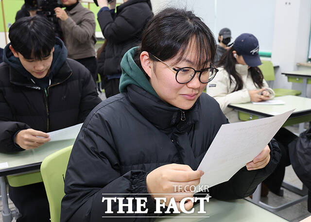 5일 오전 서울 광진구 광남고등학교 수험생들이 2026학년도 대학수학능력시험 성적표를 확인하고 있다. /박헌우 기자