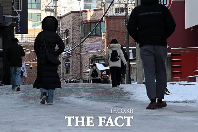 전국 대부분 지역이 영하권의 추위가 이어지고 있는 5일 오전 서울 마포구 상암동 일대의 시민들이 얼어붙은 빙판길을 조심히 걷고 있다. /서예원 기자
