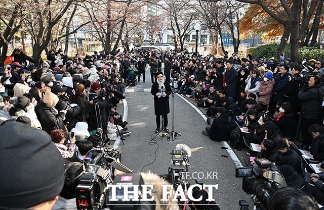 3일 국회에서 열린 한 전 대표의 기자회견 장소에 수많은 지지자가 참석했다. 영하의 날씨에도 한 전 대표를 응원했다. /박헌우 기자