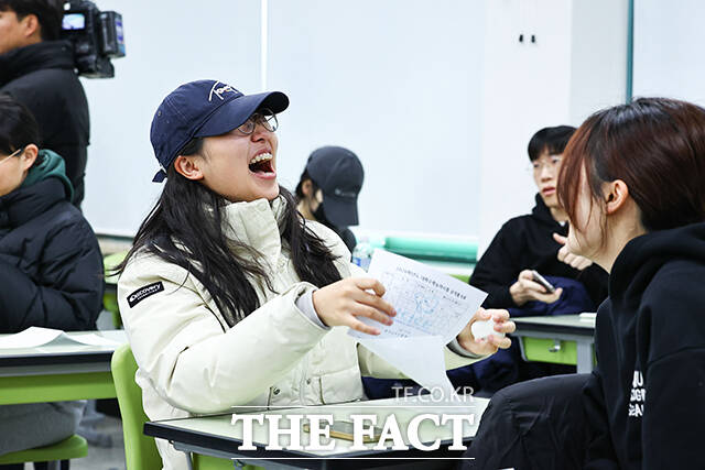 5일 오전 서울 광진구 광남고등학교 수험생들이 2026학년도 대학수학능력시험 성적표를 확인하고 있다. /박헌우 기자