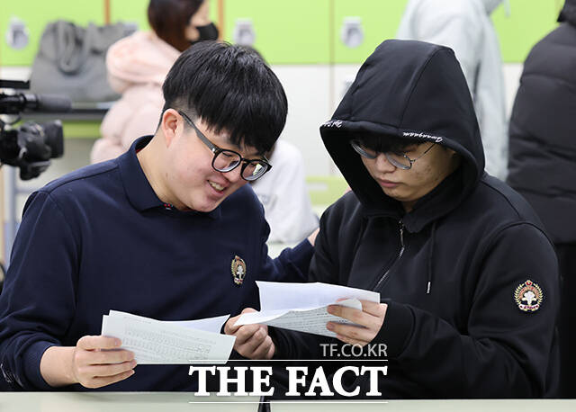 5일 오전 서울 광진구 광남고등학교 수험생들이 2026학년도 대학수학능력시험 성적표를 확인하고 있다. /박헌우 기자