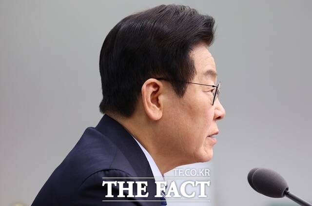 국토교통부가 이달 중 추가 부동산 대책을 발표할 예정이다. 김윤덕 국토부 장관은 연내 추가 공급 대책을 발표할 것이라고 밝혔다. 사진은 이재명 대통령이 지난 4일 서울 용산 대통령실 청사에서 열린 수석보좌관회의에서 발언하고 있다. /대통령실통신사진기자단·뉴시스