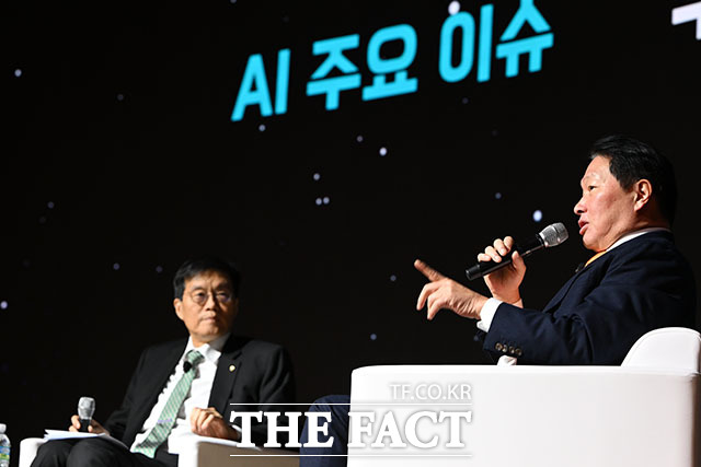 'AI기반의 성장과 혁신' 주제로 특별대담 하는 이창용 총재(왼쪽)와 최태원 회장.