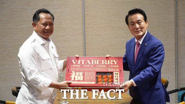 백성현 논산시장(오른쪽)이 4일(현지시간) 티토 카르나비안 인도네시아내무부 장관을 면담하고 기념촬영을 하고 있다. /논산시