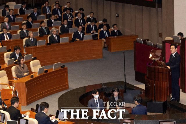 지역구 예산을 확보하지 못한 일부 의원들의 아쉬움과 불만 섞인 목소리가 나왔다. 사진은 이재명 대통령이 지난달 4일 국회 본회의장에서 2026년도 예산안 관련 시정연설을 마친 뒤 여당 의원들과 인사를 하며 이동하고 있는 모습. /배정한 기자