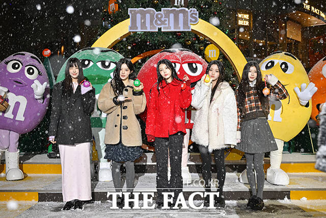 그룹 아일릿(ILLIT)의 윤아와 민주, 원희, 이로하, 모카(왼쪽부터)가 4일 오후 서울 용산구 남산서울타워 T1 플라자에서 열린 ‘엠앤엠즈 매지컬 홀리데이’ 팝업 포토 세션에 참석해 포즈를 취하고 있다. /한국마즈(유)