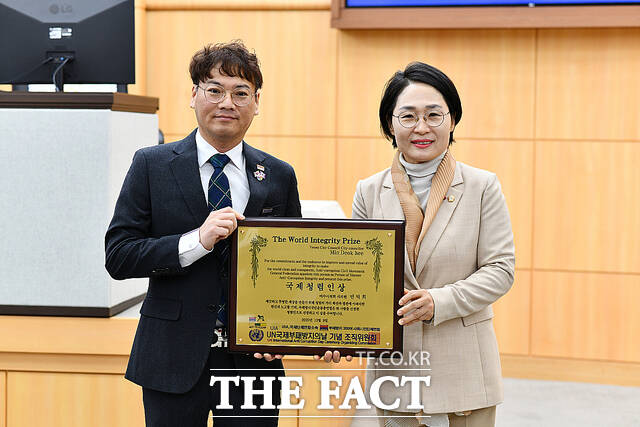 민덕희 여수시의회 의원이 4일 시의회 본회의장에서 부패방지국민운동총연합 관계자로부터 국제청렴인상을 받은 뒤 기념 촬영을 하고 있다. /민덕희 의원