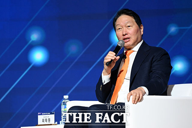 'AI기반의 성장과 혁신' 주제로 특별대담 하는 이창용 총재(왼쪽)와 최태원 회장.