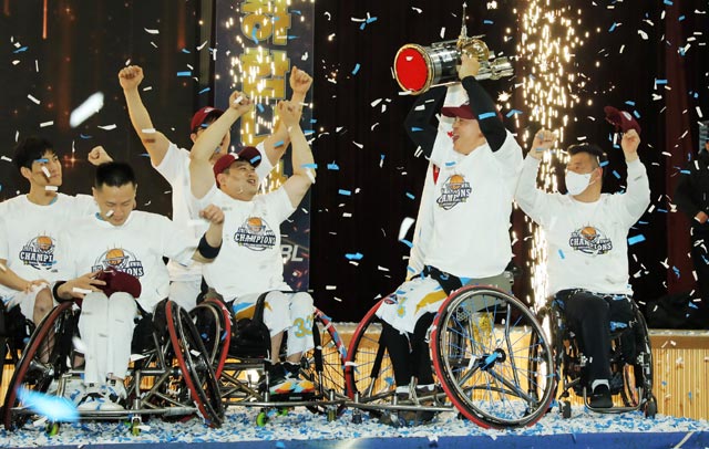 휠체어농구단 코웨이 블루휠스 선수들이 우승컵을 들어올리며 기뻐하고 있다. /코웨이