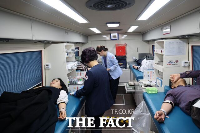 전남개발공사 임직원들이 생명나눔 사랑의 헌혈 동참 캠페인에 동참해 헌혈에 나서고 있다. /전남개발공사