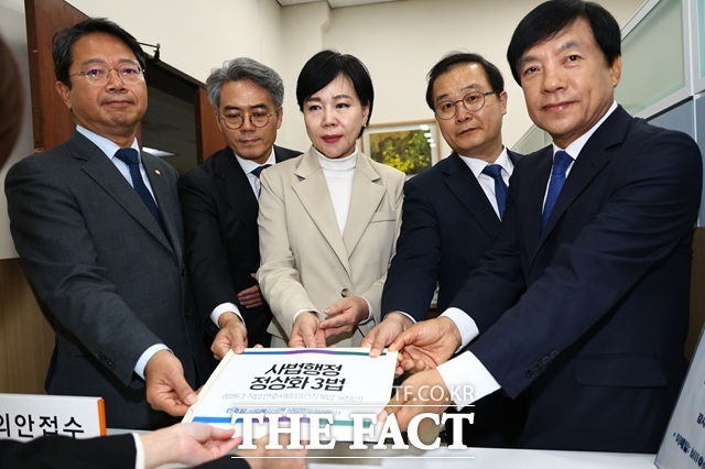 전현희 더불어민주당 사법불신 극복·사법행정 정상화 TF 위원장(가운데)이 지난 3일 오후 서울 여의도 국회 의안과에서 사법행정 정상화 3법을 제출하고 있다. 왼쪽부터 김승원, 김기표 의원, 전 위원장, 이건태, 김성윤 의원. /뉴시스