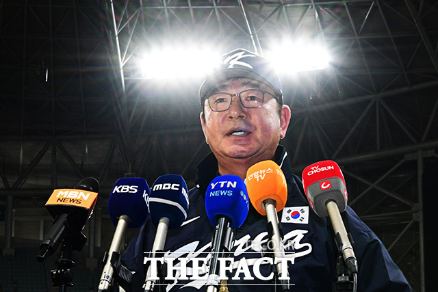 류중일 전 감독이 전 며느리를 처벌해달라고 실명으로 국민청원을 해 이목을 집중시키고 있다. 사진은 지난해 10월 24일 서울 구로구 고척스카이돔에서 취재진과 인터뷰를 하고 있는 류중일 전 감독. /고척스카이돔=남윤호 기자