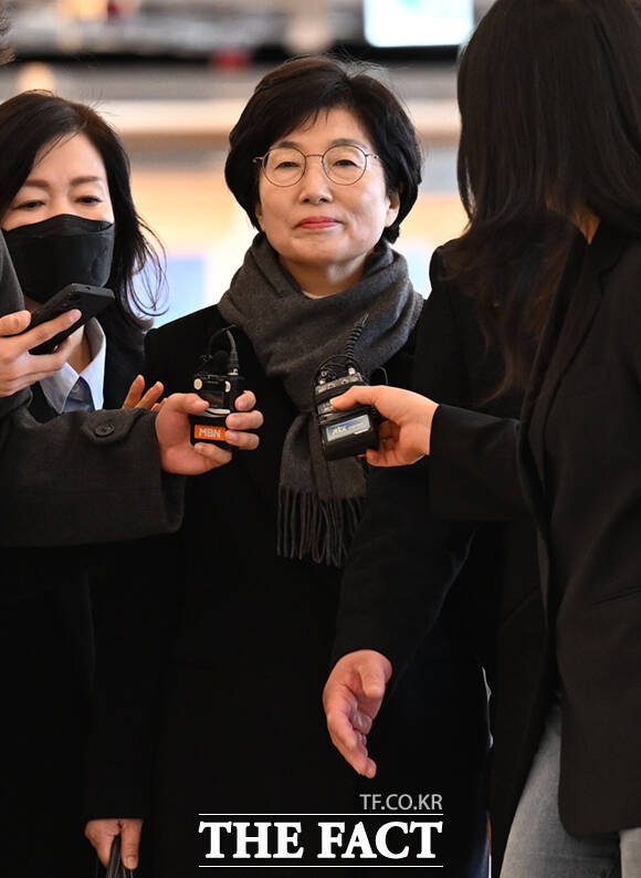 김기현 국민의힘 의원 배우자 이 모 씨가 5일 오전 서울 종로구 광화문KT 웨스트에 마련된 김건희특검 사무실에 피의자 신분으로 출석하고 있다. /이새롬 기자