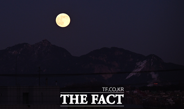 2025년 마지막 보름달이 뜬 5일 오후 서울 성북구 정릉동 일대에서 바라본 슈퍼문이 밝게 빛나고 있다. /이새롬 기자
