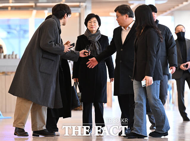 김기현 국민의힘 의원 배우자 이 모 씨가 5일 오전 서울 종로구 광화문KT 웨스트에 마련된 김건희특검 사무실에 피의자 신분으로 출석하고 있다. /이새롬 기자