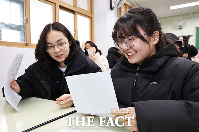 5일 오전 서울 광진구 광남고등학교 수험생들이 2026학년도 대학수학능력시험 성적표를 확인하고 있다. /박헌우 기자